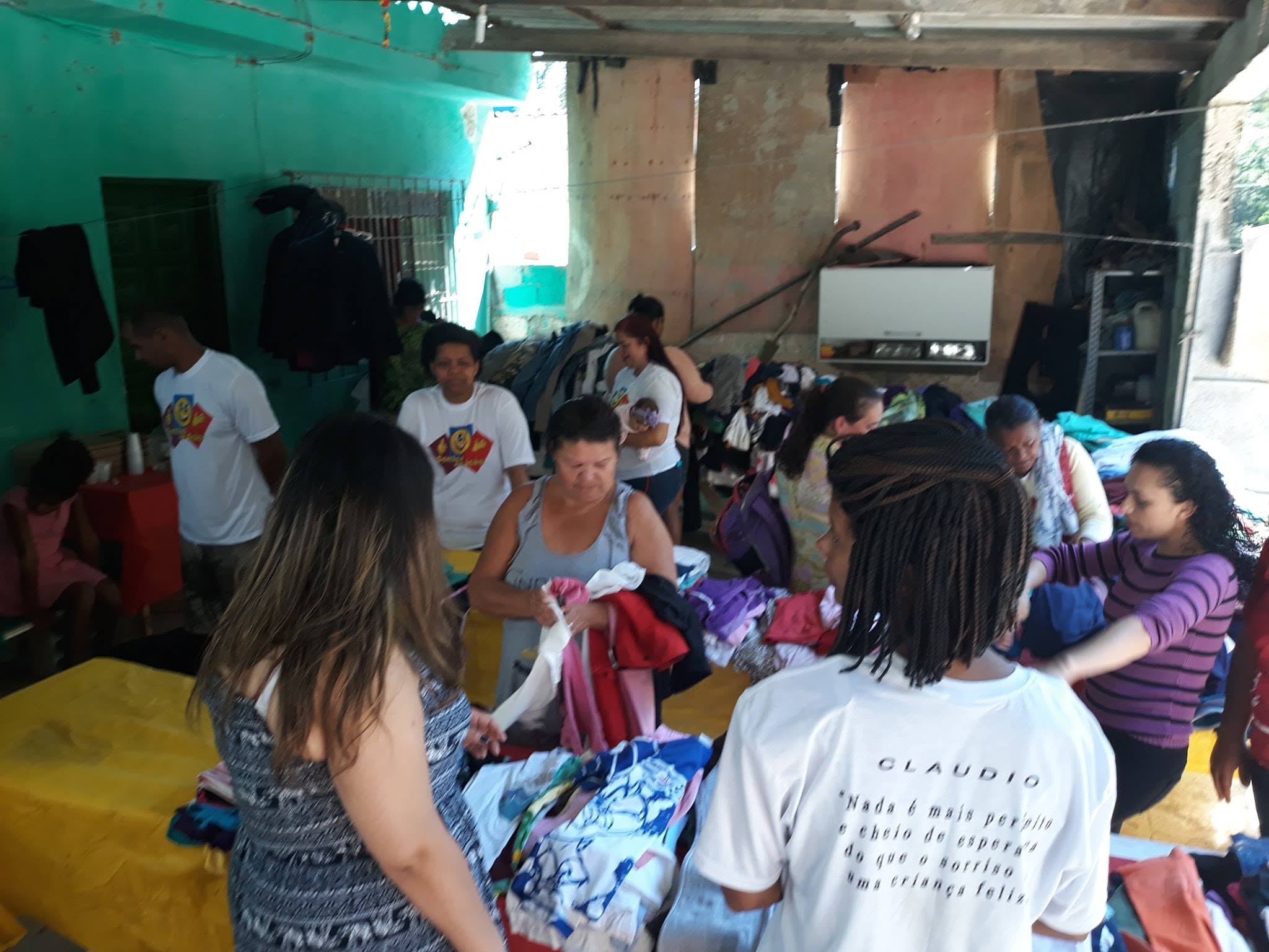 Mega Bazar solidário do Sorriso em Ação com roupas e calçados para arrecadação.