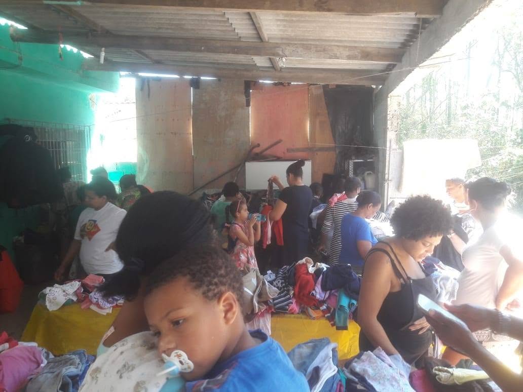 Visitantes e voluntários durante o Mega Bazar beneficente do projeto.