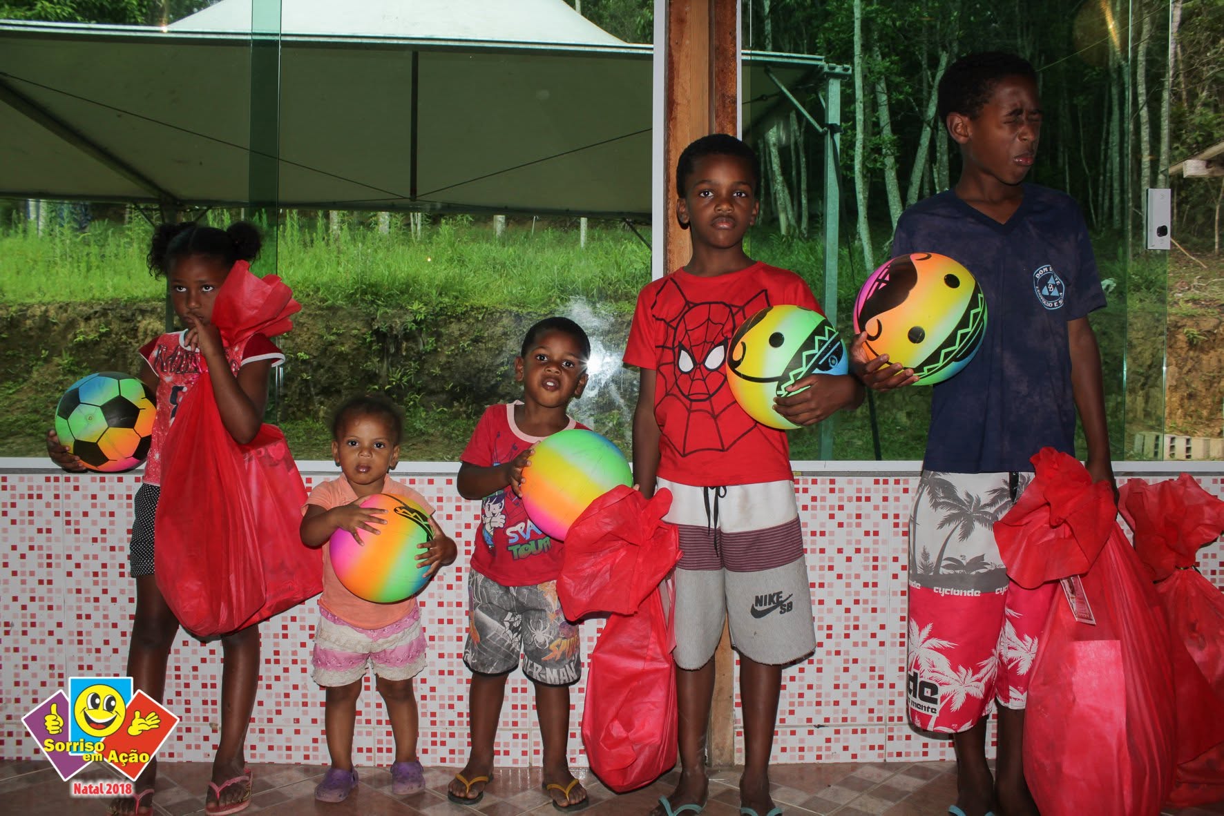 Crianças participando da festa de Natal do Sorriso em Ação em Parelheiros.