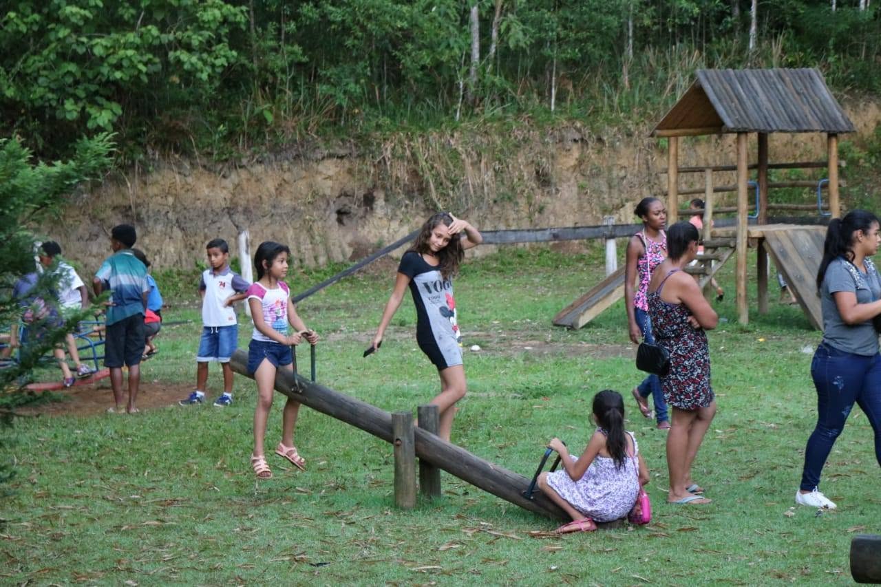 Momento de alegria das crianças durante a festa de Natal do projeto.