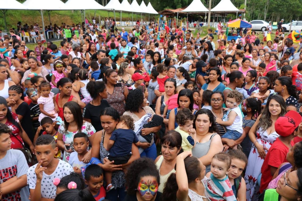 Voluntários e crianças durante a distribuição de presentes de Natal.