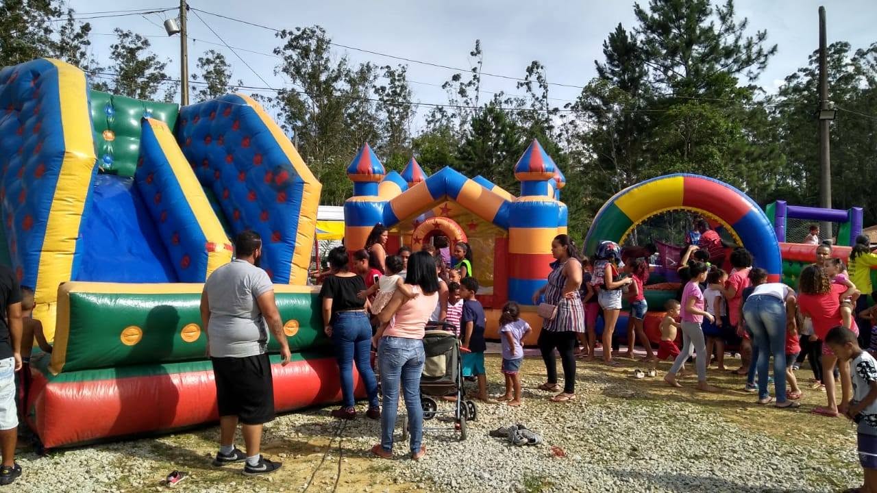 Sorriso das crianças atendidas durante a Sacolinha de Natal do projeto.