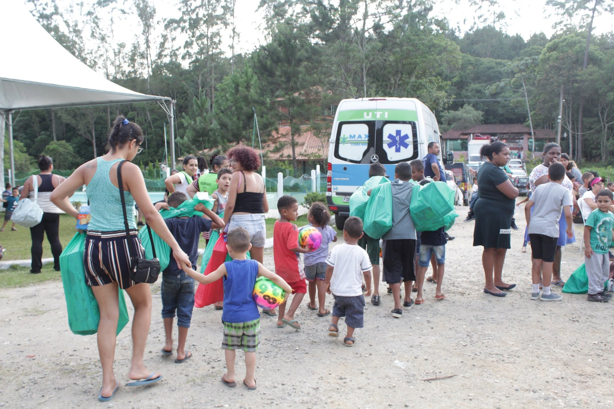 Entrega de presentes para crianças durante o evento de Natal do Sorriso em Ação.