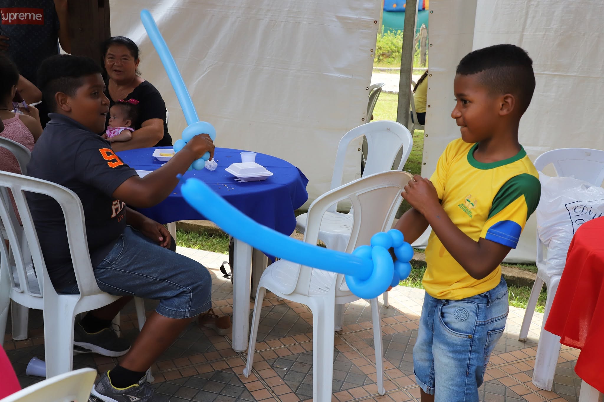 Famílias participando da festa de Natal do Sorriso em Ação.