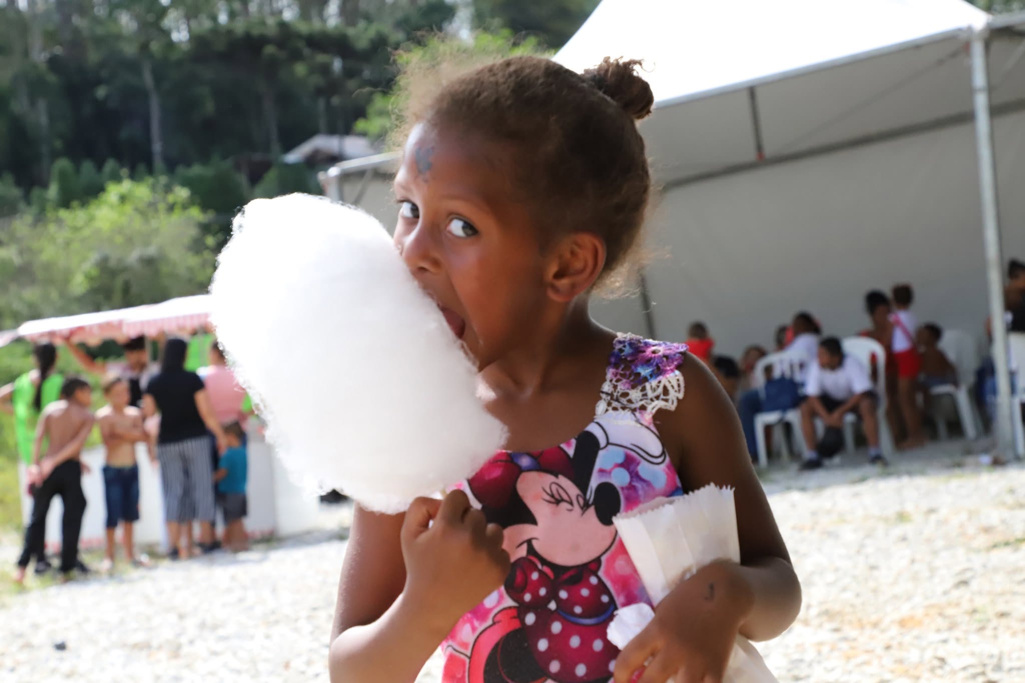 Momento de alegria na festa de Natal do Sorriso em Ação.
