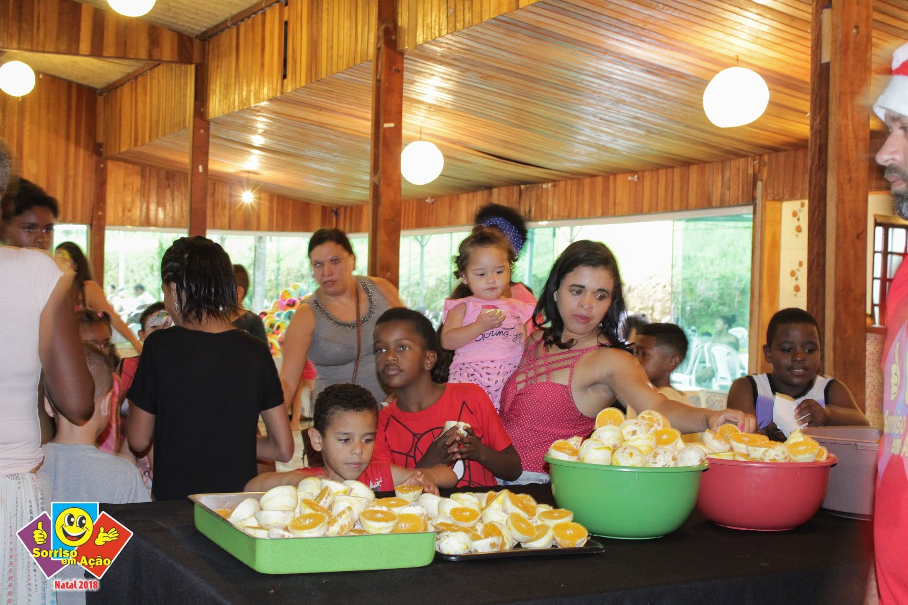 Crianças e famílias na festa de Natal do projeto em Parelheiros.