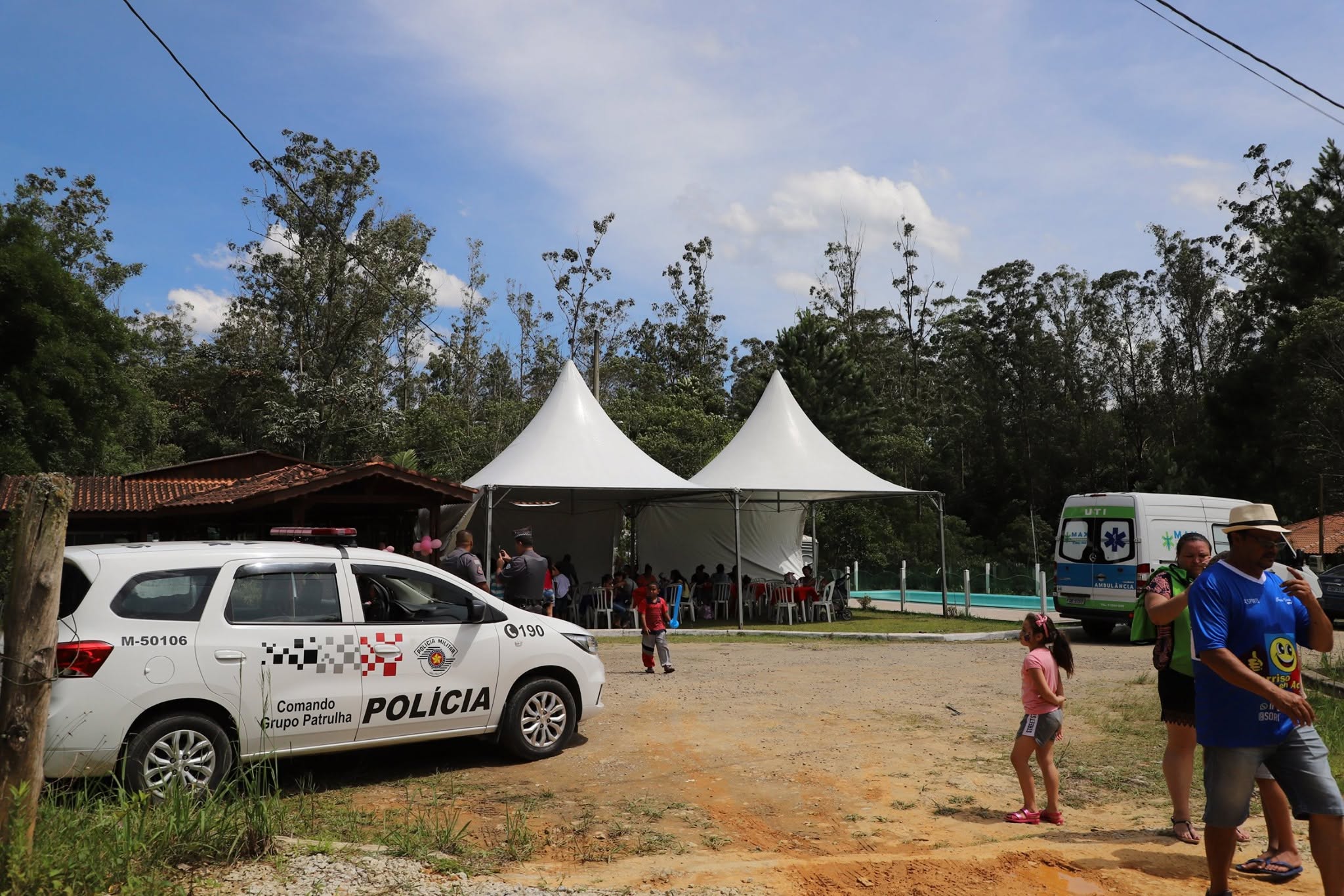 Distribuição de sacolinhas de Natal para as crianças de Parelheiros.