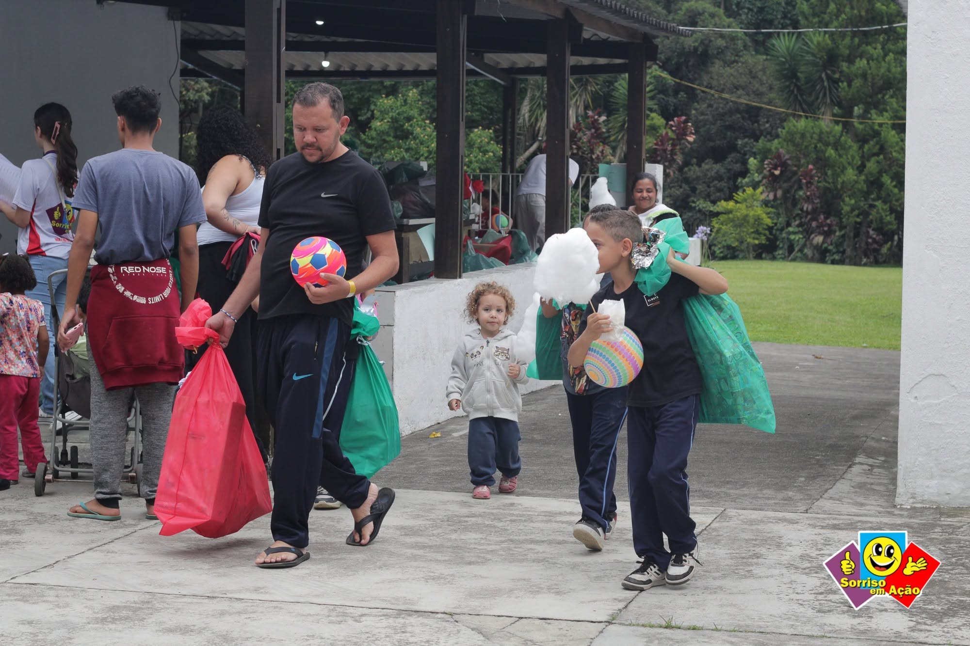 Crianças brincando durante a festa de Natal do projeto.