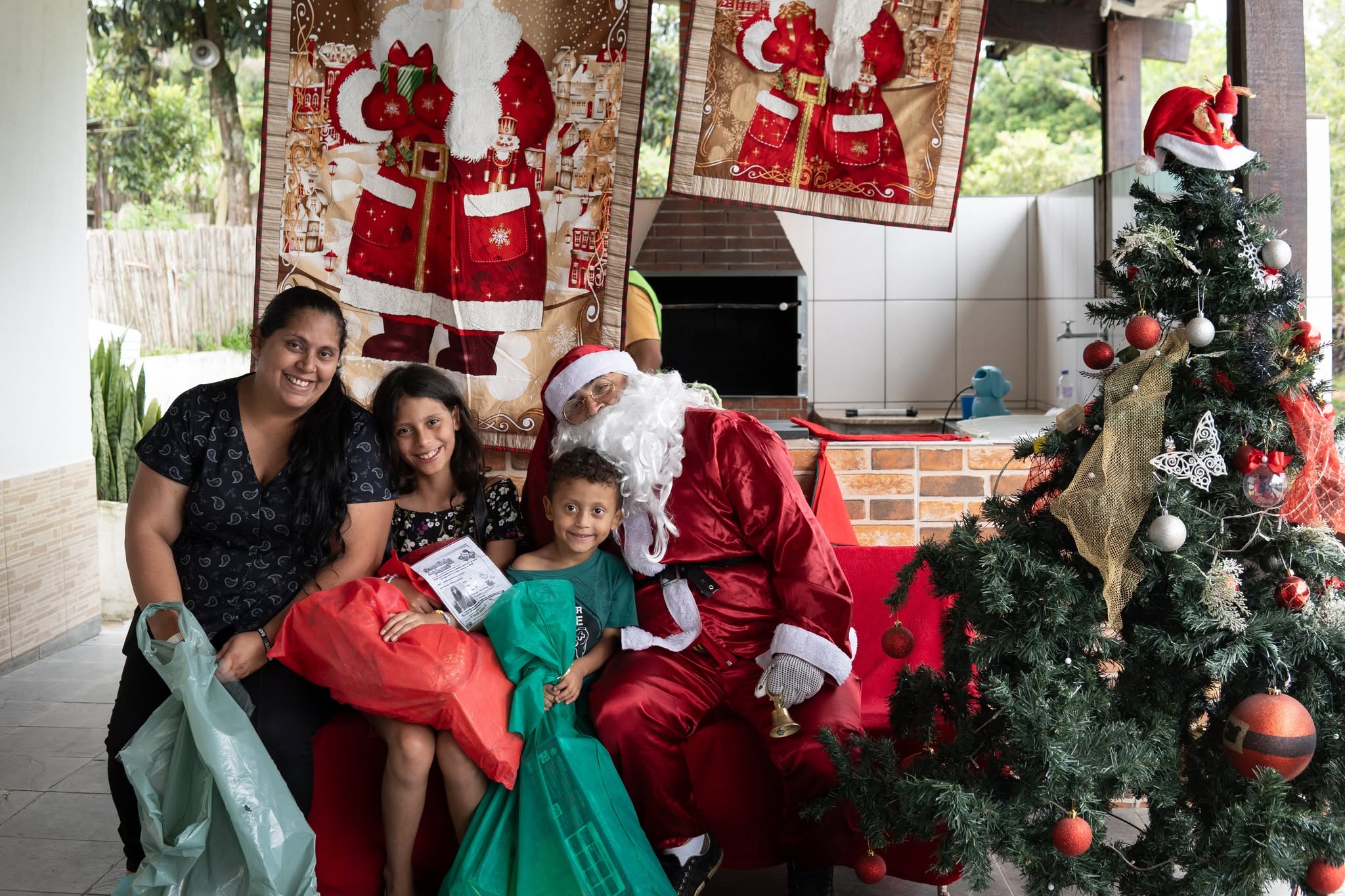 Equipe de voluntários na festa da Sacolinha de Natal do Sorriso em Ação.