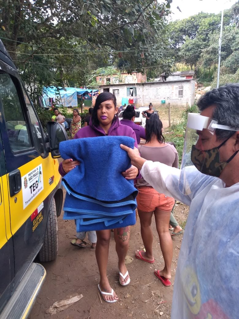 Voluntários organizando agasalhos arrecadados na Campanha do Agasalho.