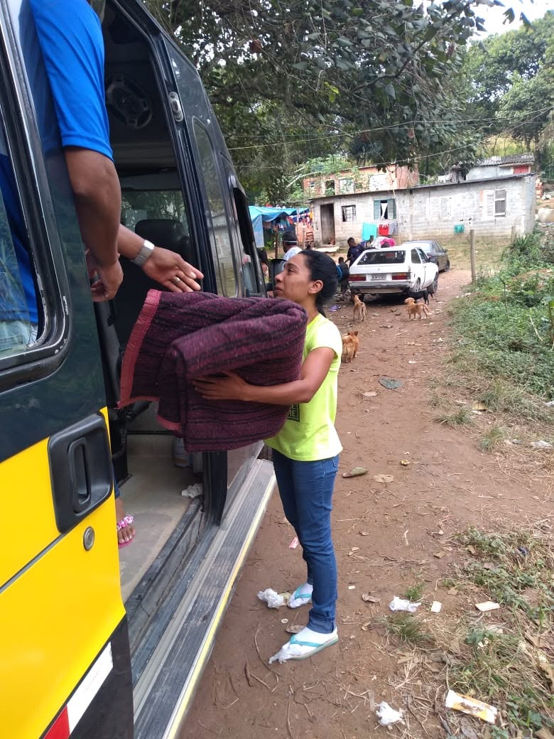 Distribuição de roupas de inverno para famílias de Parelheiros.