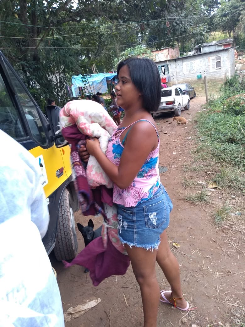 Pilha de cobertores e agasalhos doados durante a campanha de inverno.