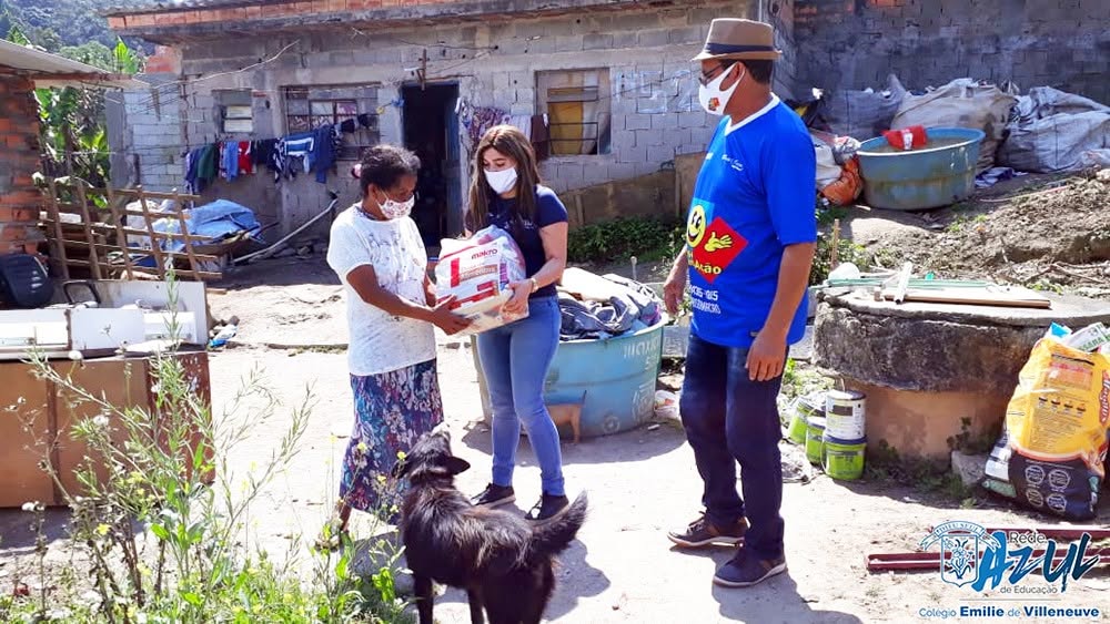 Cestas básicas sendo distribuídas para famílias em vulnerabilidade em Parelheiros.