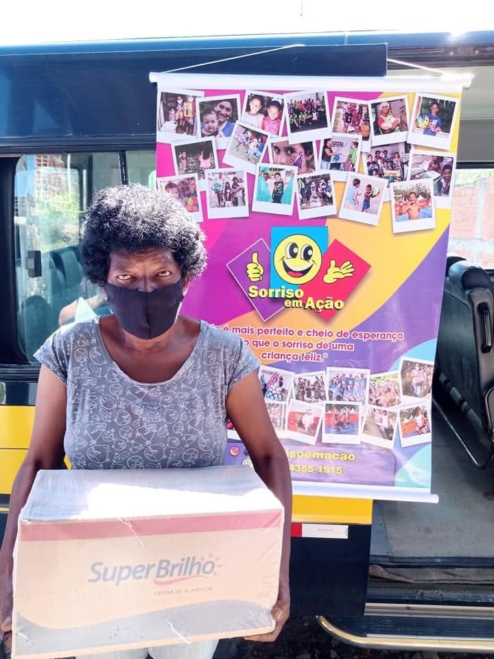 Voluntários organizando alimentos para distribuição às famílias atendidas.