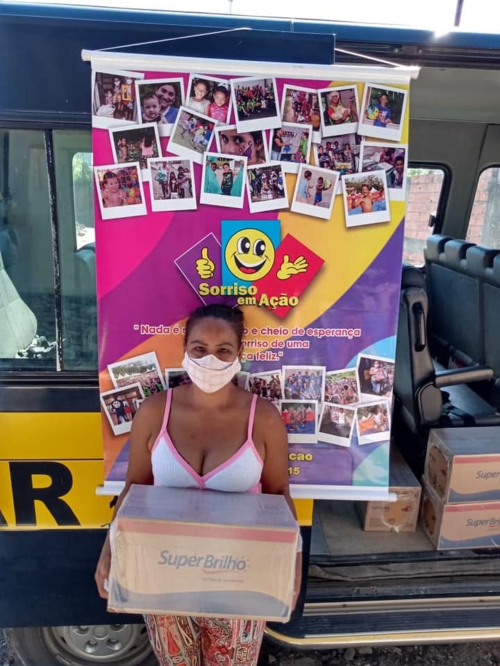 Entrega de doação de alimentos pelo projeto Sorriso em Ação.