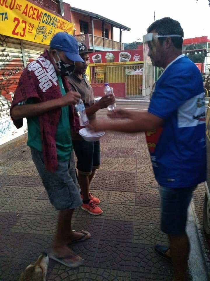 Distribuição de marmitas e itens de higiene para moradores de rua.