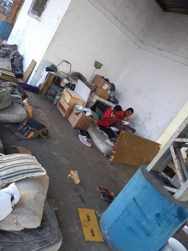 Voluntários do projeto durante ação solidária com moradores de rua.