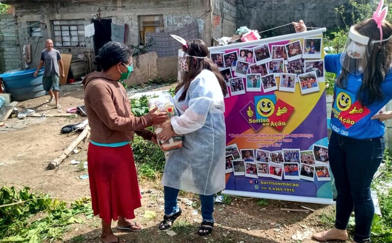 Voluntários organizando cestas básicas para distribuição.