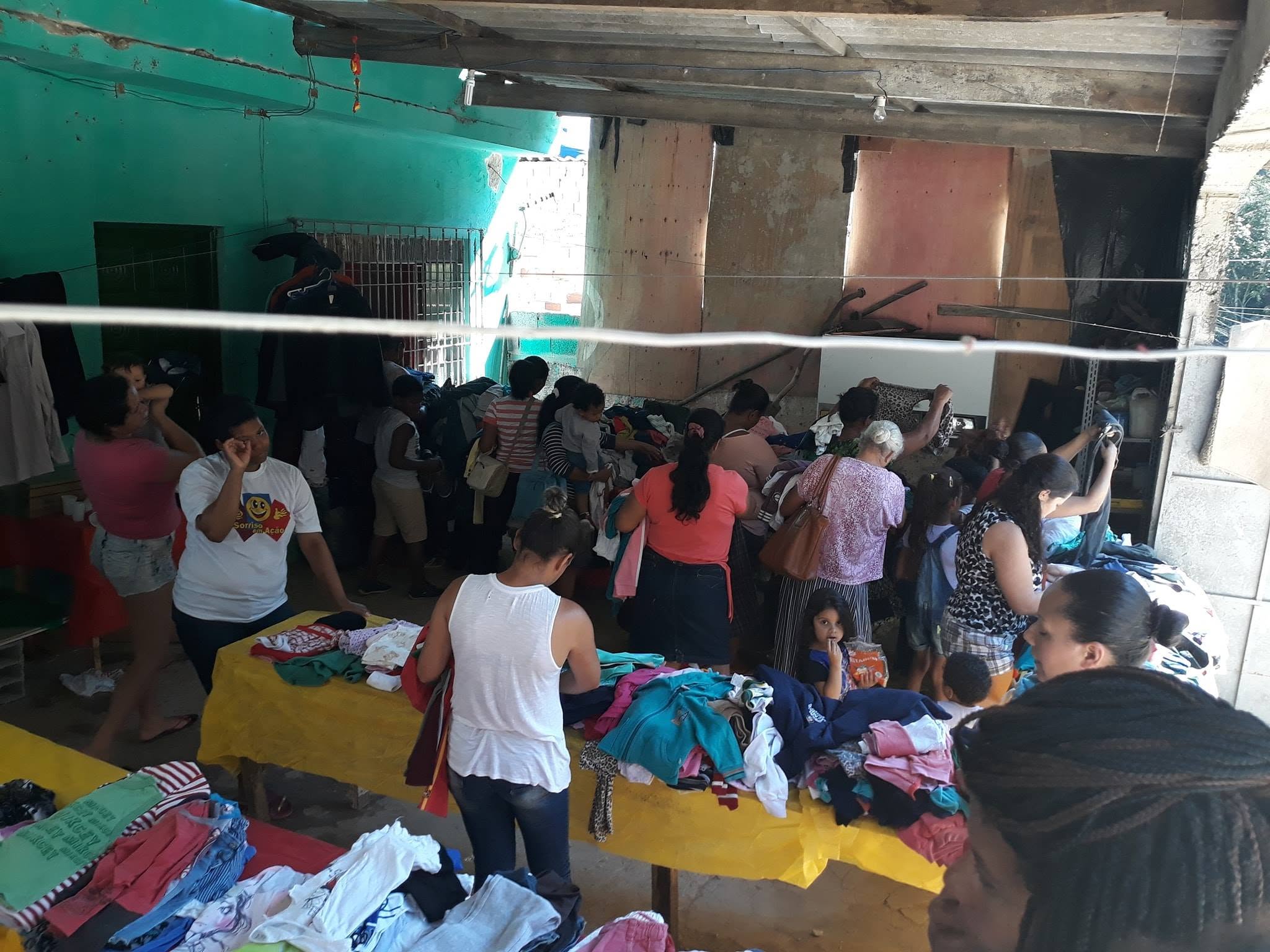 Mega Bazar beneficente do Sorriso em Ação em dia movimentado.
