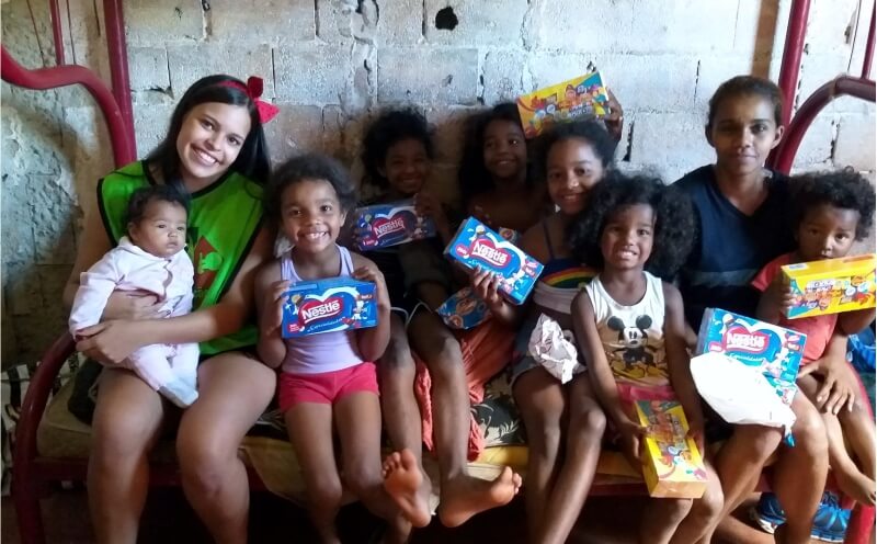 Distribuição de ovos de Páscoa durante campanha do projeto.