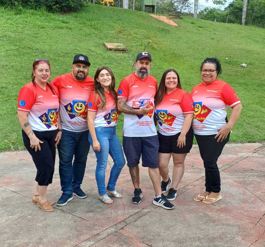 Equipe do Sorriso em Ação reunida com as camisetas do projeto em Parelheiros (SP).